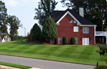 residential house with manicured lawn maintained by Pannone’s Lawn Pros & Landscaping